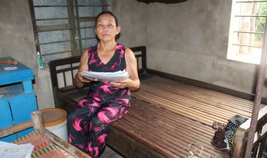 Bà Nguyễn Thị Hồng bên mộ người chồng quá cố