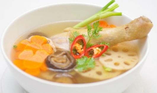 Canh gà hầm củ sen thơm ngon bổ dưỡng