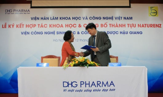 PGS.TS  Chu Hoàng Hà -Viện trưởng Viện Công nghệ Sinh học - và AHLĐ TTƯT Tiến Sĩ Phạm Thị Việt Nga - TGĐ Công ty CP Dược Hậu Giang thực hiện nghi thức kí kết