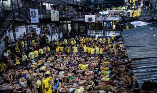 Tù nhân nằm chật cứng, la liệt trên sàn tại nhà tù Quezon, Philippines
