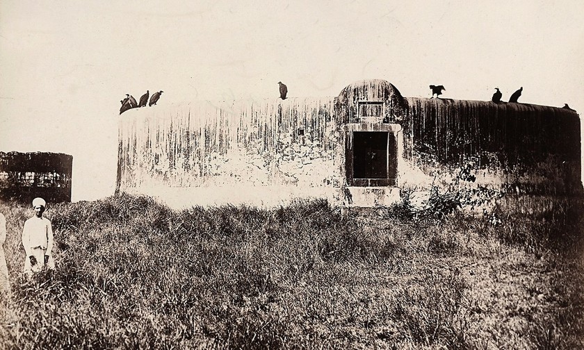 Hình vẽ Tháp Tử thi ở thành phố Bombay (ngày nay là Mumbai) vào khoảng năm 1890. Nghi lễ táng thi đầu tiên diễn ra vào năm 1670. 
