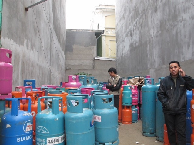 Chủ cơ sở gas Minh Yến (áo đen).