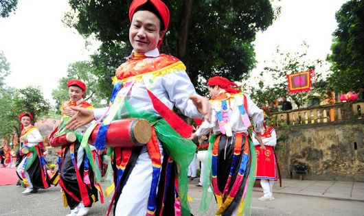 Vũ công làng Triều Khúc biểu diễn “điệu múa lẳng lơ”.