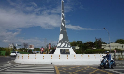 Bia tưởng niệm đầu tiên được khánh thành ở Gia Nghĩa năm 1989