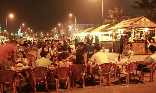 Chợ Quê phố biển đón hàng ngàn lượt khách trong hai ngày khai trương 