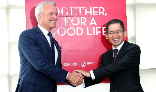 CEO AIA Việt Nam Wayne Besant và CEO HSBC Việt Nam Phạm Hồng Hải bắt tay đánh dấu sự hợp tác đầy ý nghĩa giữa AIA và HSBC trong mảng Bancassurance