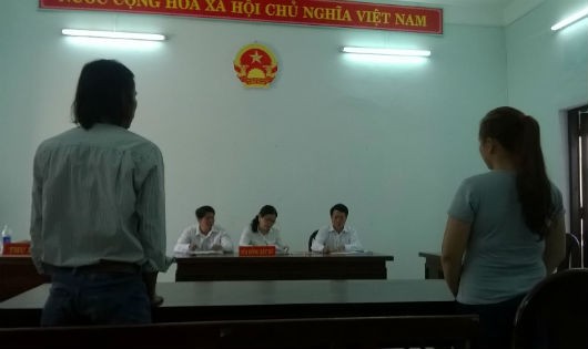 Tòa xử cho vợ chồng ly hôn, đứa con giao người vợ nuôi dưỡng