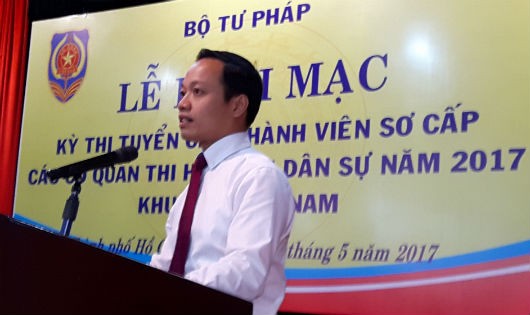 Thứ trưởng Trần Tiến Dũng phát biểu khai mạc kỳ thi.