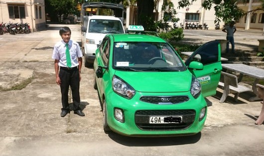 Tài xế Hùng bên chiếc xe taxi