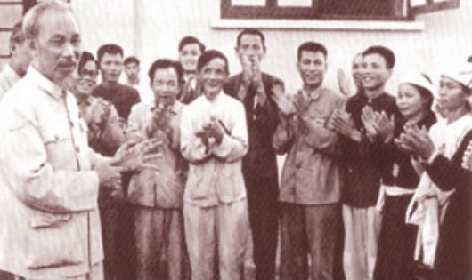 Chủ tịch Hồ Chí Minh nói chuyện với các anh hùng và chiến sĩ thi đua nông nghiệp tháng 5/1957