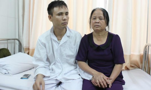 Bà Ngần coi anh Tiến (người nhận tim của con trai bà) như con đẻ của mình