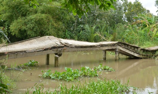 Cầu Tư Can bị hư hỏng nặng