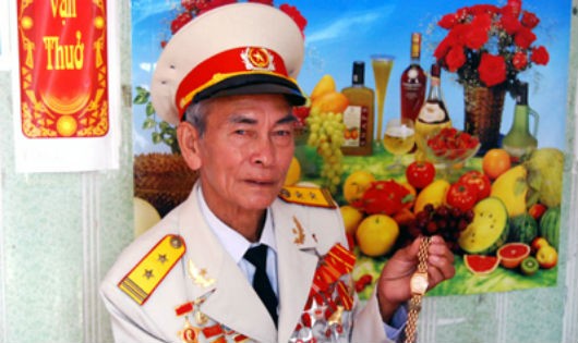 Anh hùng lực lượng vũ trang nhân dân Nông Văn Nghi bên kỉ vật của cuộc đời mình, chiếc đồng hồ Bác Hồ tặng năm 1966