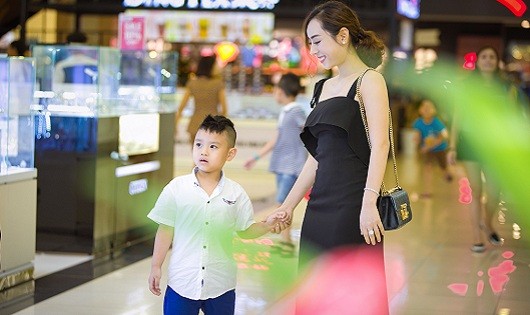 Á hậu Ngô Thùy Linh bất ngờ xuất hiện rạng rỡ cùng con trai