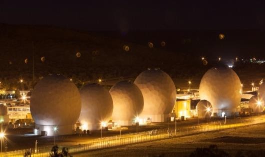 Rất nhiều radar được giấu trong các quả cầu hình bóng golf ở Pine Gap