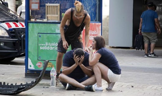 Khủng bố xe tải ở Barcelona, làm ít nhất 113 người thương vong, khiến dư luận kinh hoàng