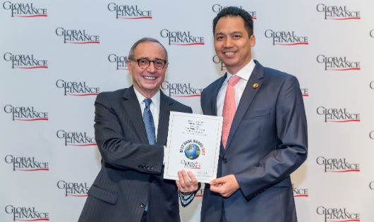 Ông Joseph D. Giarraputo GD xuất bản và biên tập của Global Finance trao chứng nhận cho ông Huỳnh Bửu Quang TGĐ Maritime Bank