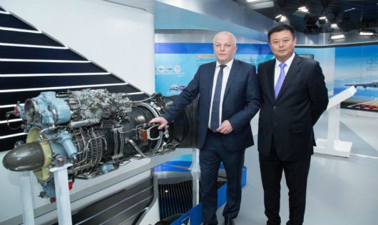 Phó thủ tướng Ukraina Kubeev (trái) tại Công ty hàng không Thiên Kiêu