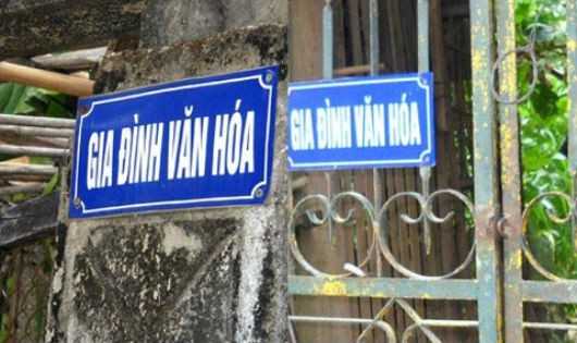 Ở nhiều khu dân cư, nhiều gia đình gắn biển “Gia đình văn hóa” nhưng trong nhà không thiếu cảnh vợ chồng, con cái chửi nhau, đánh nhau, nghiện hút, tàng trữ ma túy, vứt rác bừa bãi...