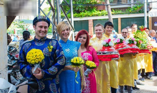 Chú rể Tây và nhà trai diện áo dài truyền thống của Việt Nam đi lễ ăn hỏi cô dâu Việt