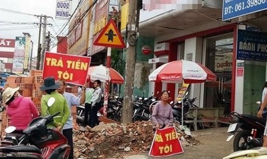 Hàng chục người dân “nháo nhào” đòi nợ quỹ tín dụng