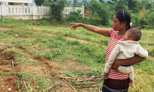 Chị Khun bên mảnh đất mình tự nguyện hiến để xây điểm trường mầm non mới ở bản Khe Ngát