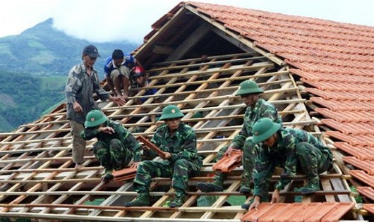 Bộ đội Biên phòng giúp dân vùng biên lợp nhà