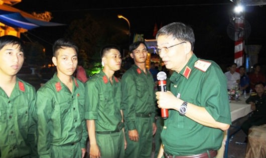 Trung tướng Phạm Văn Dỹ- Chính ủy Quân khu 7 động viên thanh niên thị xã Thuận An, tỉnh Bình Dương trong ngày nhập ngũ
