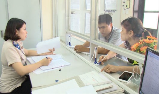 Cán bộ giải quyết thủ tục hành chính trong lĩnh vực THADS cho người dân