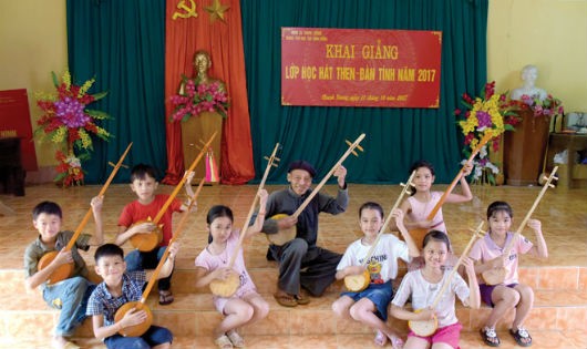 Nghệ nhân Ưu tú Nguyễn Mạnh Thẩm đang dạy hát Then cho thế hệ trẻ.