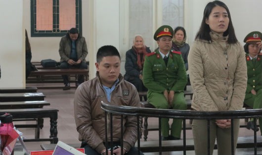 Bị cáo Bồ Thị Kim Thoa và Vũ Ngọc Hoàng tại phiên tòa