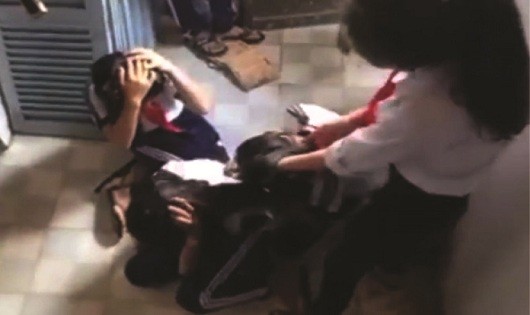Nữ sinh lớp 9 đánh bạn dã man ở Kiên Giang bị buộc thôi học 1 năm, có quá nặng? (Ảnh minh họa)