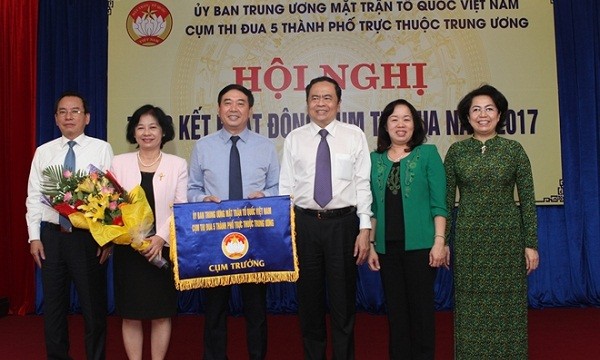 Chủ tịch Trần Thanh Mẫn chúc mừng Cụm thi đua 5 thành phố trực thuộc trung ương. Ảnh CAND