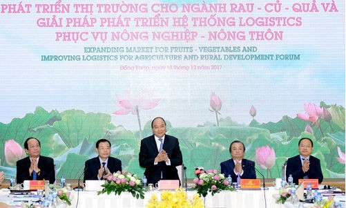 Thủ tướng dự Diễn đàn “Phát triển thị trường cho ngành rau, củ, quả và giải pháp phát triển hệ thống logistics phục vụ nông nghiệp, nông thôn”. Ảnh: VGP/Quang Hiếu