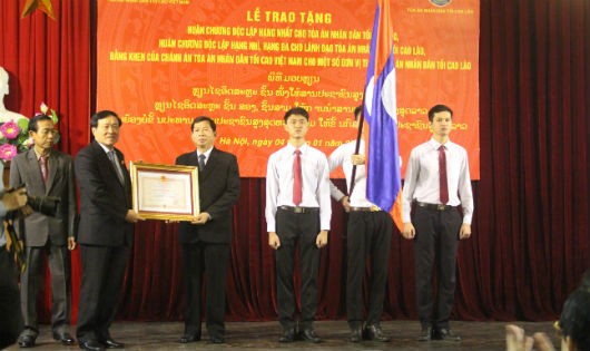 Thừa ủy quyền của Chủ tịch nước Cộng hòa XHCN Việt Nam, Chánh án Nguyễn Hòa Bình đã trao tặng Huân chương Độc lập hạng Nhất cho tập thể TANDTC Lào