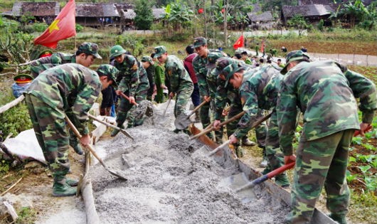 Đảm bảo bộ đội mặc ấm khi tham gia các hoạt động ngoài trời giữa mùa đông lạnh