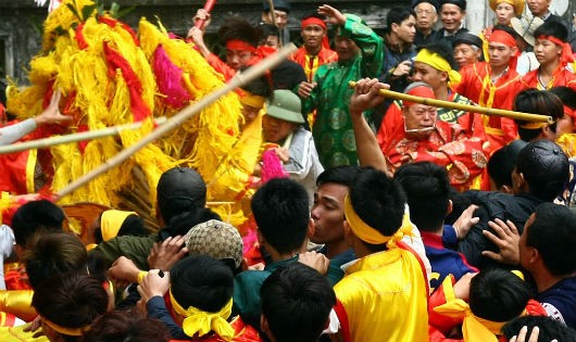 Cảnh tranh cướp lộc trong mùa lễ hội 2018 có còn tái diễn?. Ảnh minh họa