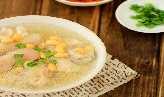 Bổ dưỡng canh móng giò hầm đậu trắng thơm ngon