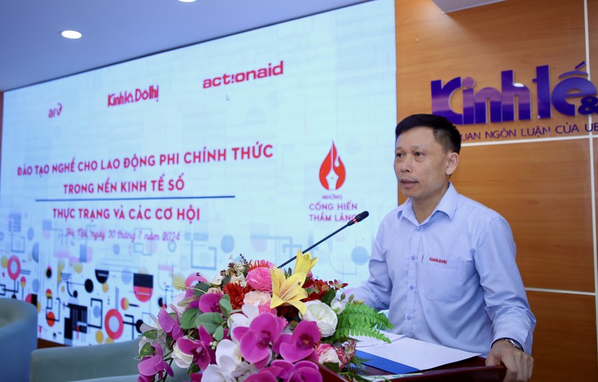 PGS.TS Nguyễn Thành Lợi – Tổng biên tập báo Kinh tế và Đô thị, Trưởng Ban tổ chức Chương trình truyền thông “Những cống hiến thầm lặng” phát biểu tại buổi tọa đàm. (Ảnh: Duy Khánh)