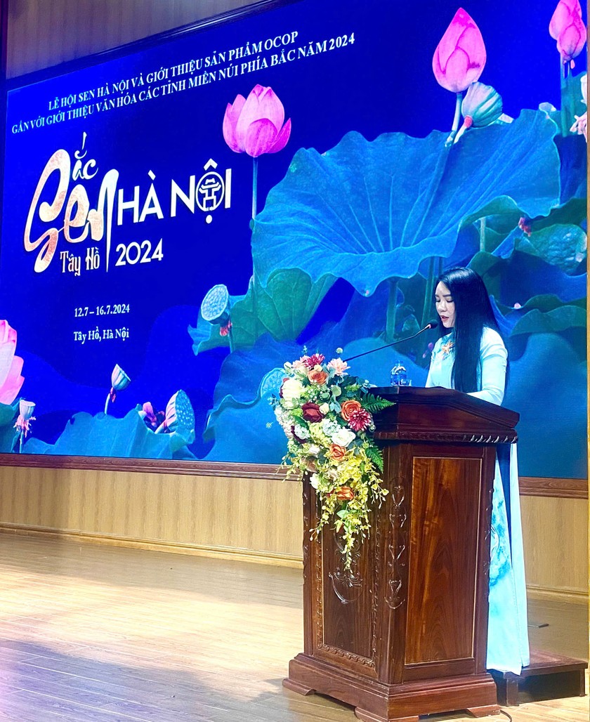 Phó Chủ tịch UBND quận Tây Hồ, bà Bùi Thị Lan Phương đã điểm lại những nét đặc sắc của Lễ hội Sen Hà Nội 2024. (nguồn: PV)