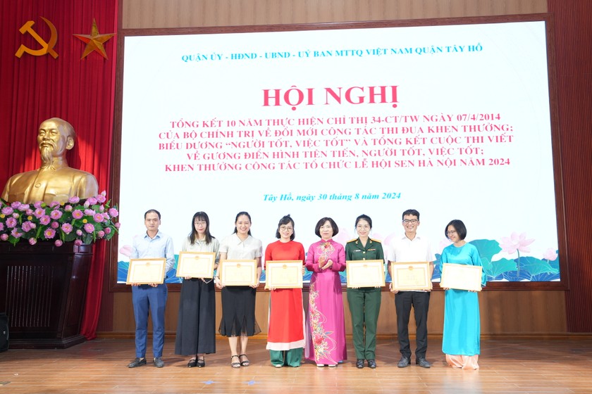Phóng viên Báo Pháp luật Việt Nam (đứng thứ hai từ trái qua) nhận giấy khen đã có thành tích xuất sắc trong công tác tổ chức “Lễ Hội sen Hà Nội và giới thiệu sản phẩm OCOP gắn với văn hóa Các tỉnh miền núi phía Bắc năm 2024”.
