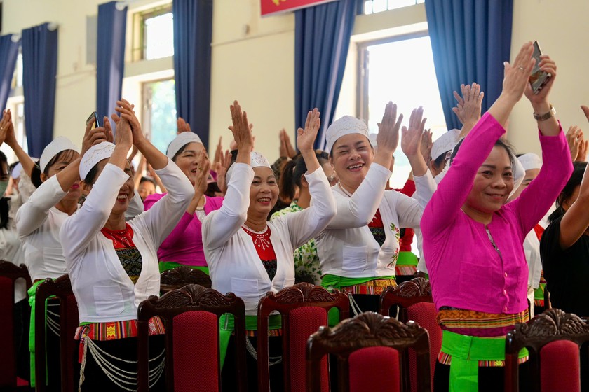 Sau chương trình, các nữ lao động ở xã Khánh Thượng đã có thêm kiến thức về quyền và lợi ích hợp pháp của những vấn đề liên quan đến đảm bảo an sinh xã hội. (nguồn: Duy Khánh)