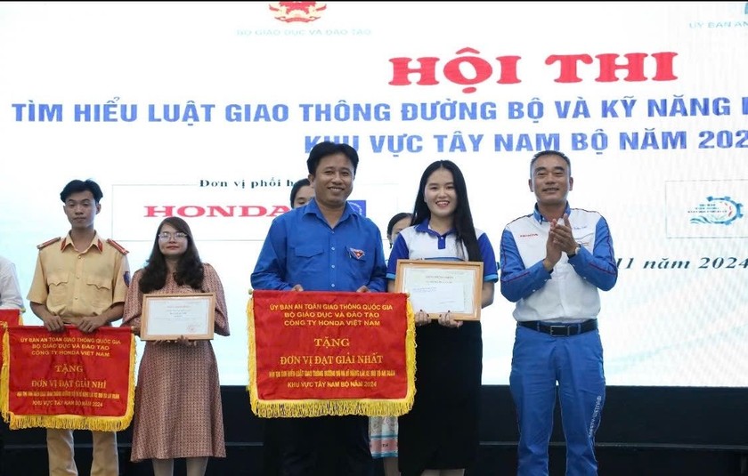 Ban tổ chức trao giải Nhất cho đội thi Trường Đại học