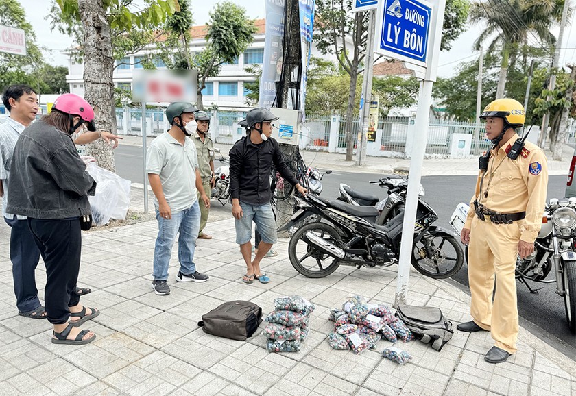 An Giang: Bắt đối tượng mang 4.200 quả pháo đi bán 