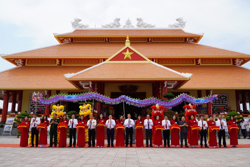 Nguyên lãnh đạo Đảng, Chính phủ và lãnh đạo tỉnh Kiên Giang cắt băng khánh thành Khu chứng tích chiến tranh Rừng tràm Bang Biện Phú và Đền thờ anh hùng liệt sĩ, người có công tại huyện Vĩnh Thuận - Ảnh: Khánh Thuỳ.