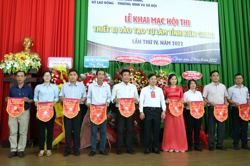  Ông Đặng Hồng Sơn - Tỉnh Ủy viên, Giám đốc Sở Lao động Thương binh và Xã hội tỉnh Kiên Giang.Thừa ủy quyền UBND tỉnh trao cờ cho đơn vị dẫn đầu phong trào thi đua khối Giáo dục Nghề nghiệp.