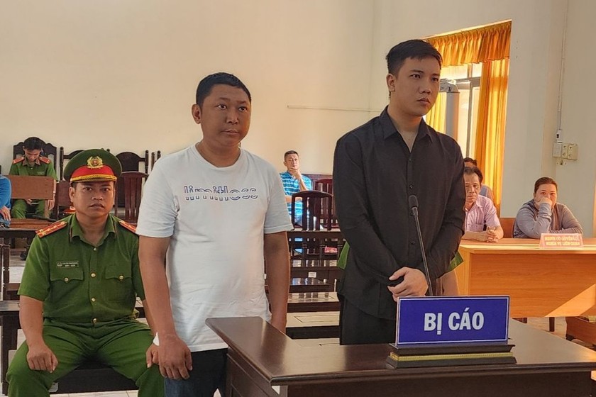 Dũng và Kiệt (bên trái sang) tại phiên tòa.
