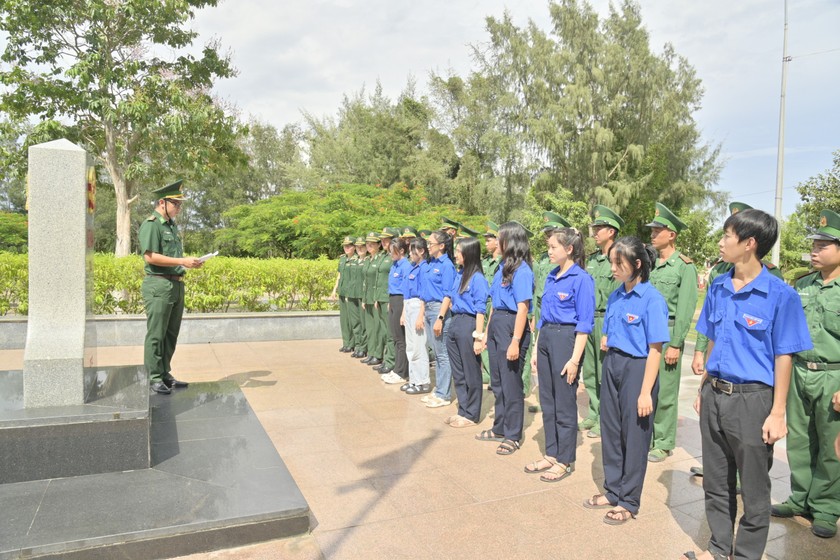 Cán bộ đoàn đồn Biên phòng cửa khẩu Quốc tế Hà Tiên, giới thiệu ý nghĩa của việc phân giới cắm mốc với chi đoàn địa phương.