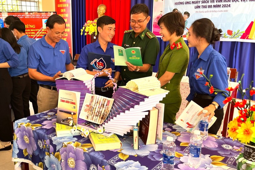 Liên chi đoàn đồn Biên phòng Xẻo Nhàu, Công an và xã đoàn địa phương tham quan và tìm hiểu sách, báo, tạp chí tại phòng đọc của đồn Biên phòng Xẻo Nhàu.