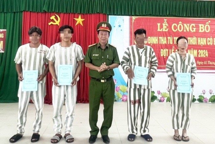 Thượng tá Nguyễn Thanh Bình - Phó Giám thị Trại tạm giam Công an tỉnh trao Quyết định tha tù trước thời hạn có điều kiện cho các phạm nhân.